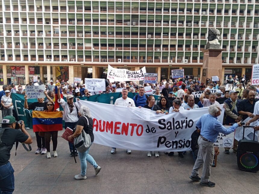 Trabajadores y pensionados protestaron frente al Ministerio del Trabajo para exigir reivindicaciones salariales 