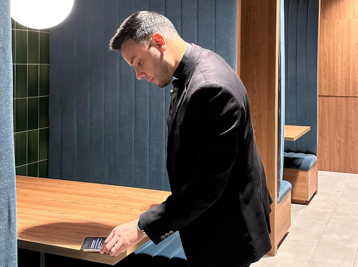 Jesús Medina, un sacerdote venezolano que lleva el Evangelio a las redes sociales