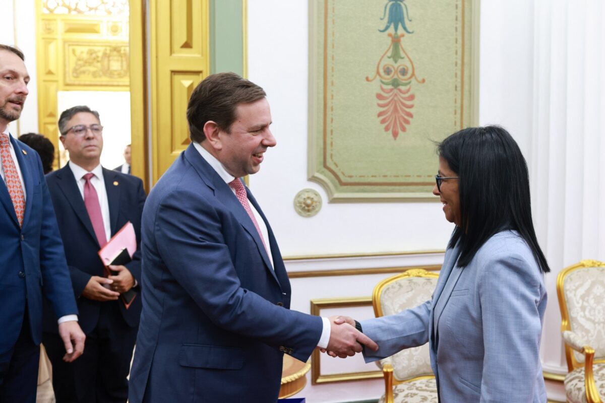 Delcy Rodríguez se reunió con directivos de Shell para evaluar proyectos de gas en Venezuela