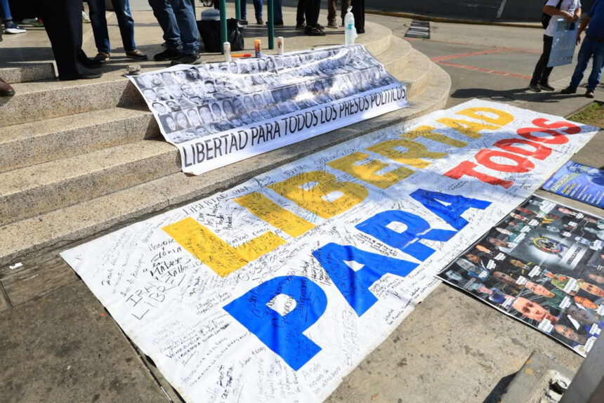 Familiares de presos políticos pidieron en las puertas de El Helicoide la liberación de sus seres queridos