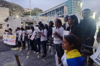 Familiares de presos políticos en la Zona 7 de Boleíta se encadenaron para exigir liberaciones