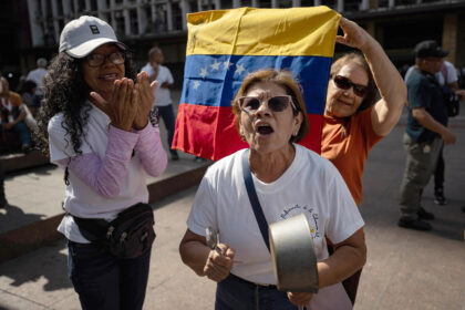 ¿Cómo puedo encontrar análisis de temas políticos actuales en Venezuela?