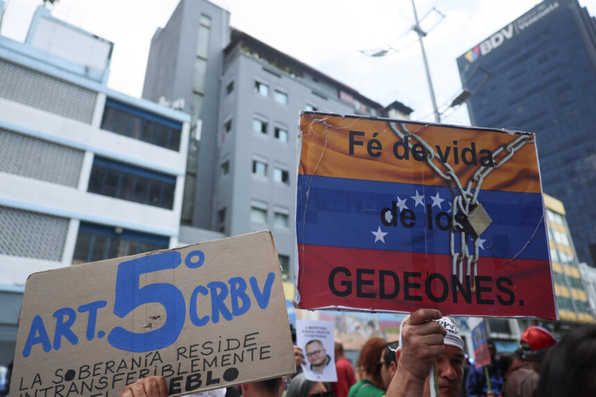 Activistas y familiares de presos políticos protestan frente a la Asamblea Nacional 