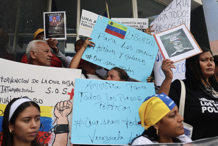 Activistas y familiares de presos políticos protestan frente a la Asamblea Nacional 