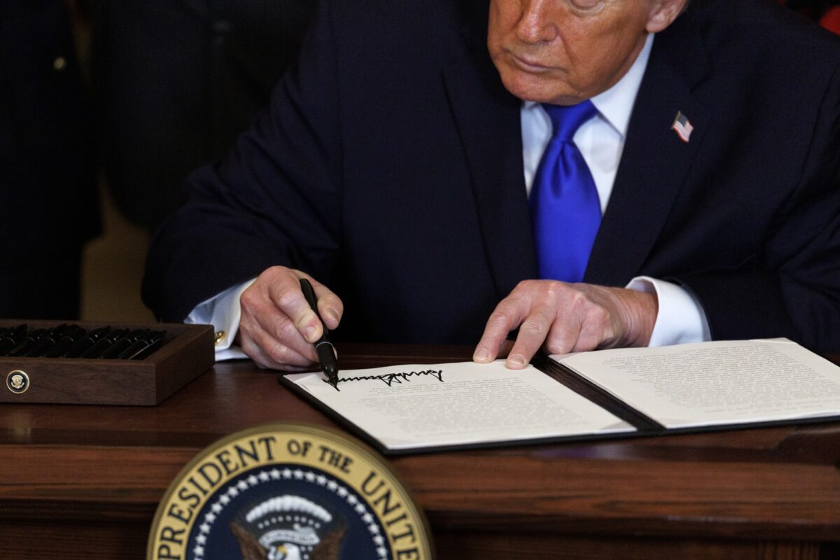 TeExplicamos | ¿Cuáles son las implicaciones de la entrada en vigor del arancel global impuesto por Trump?