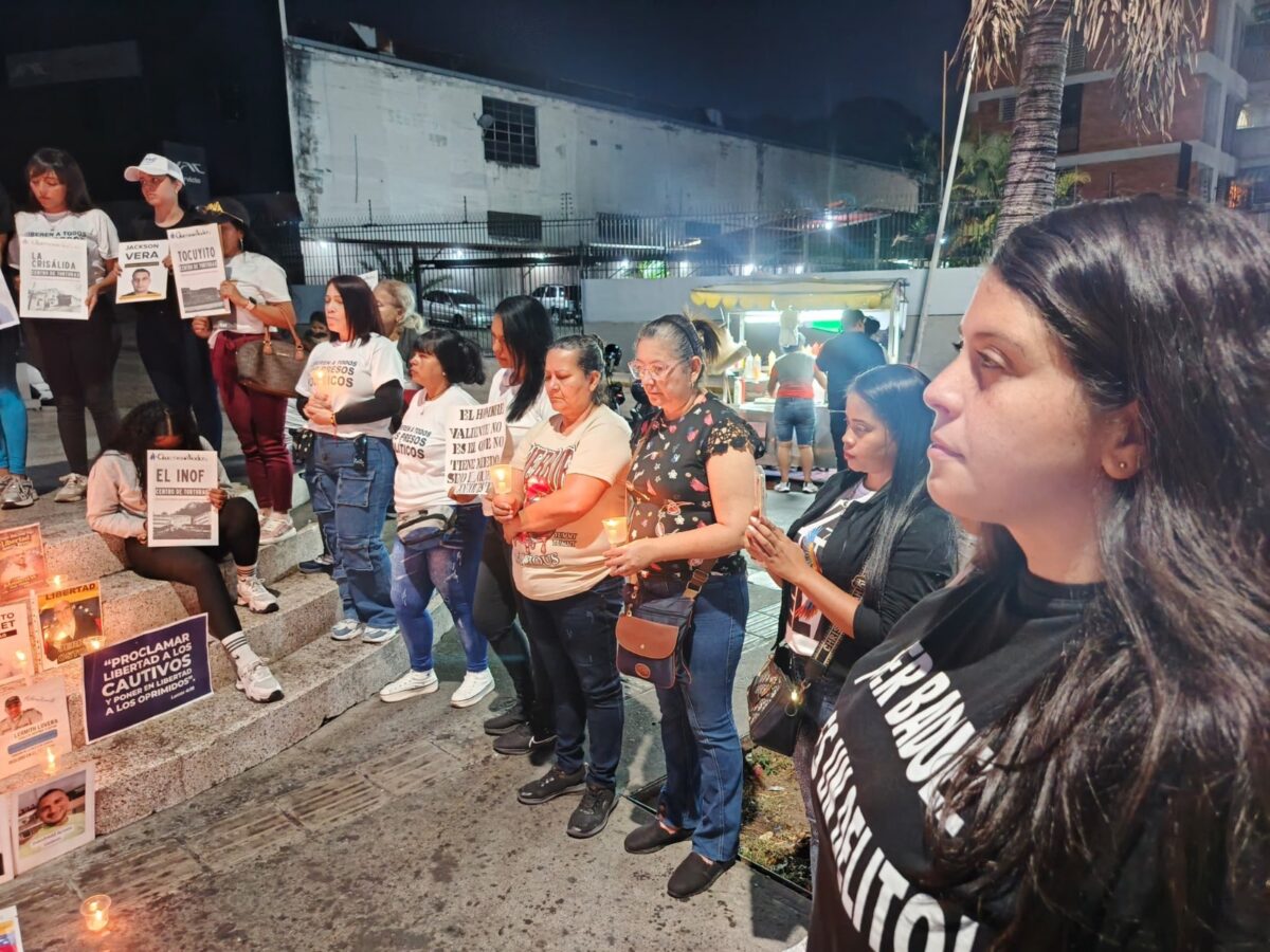 En imágenes: así transcurrió la vigilia de familiares de presos políticos en El Rodeo I, El Helicoide y Zona 7