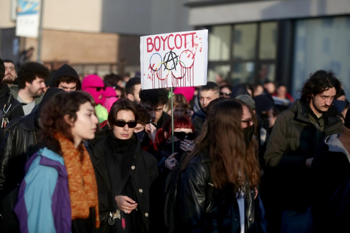 Marcha contra los Juegos Olímpicos de Invierno en Italia terminó en enfrentamiento entre policías y manifestantes