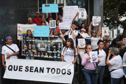 Activistas y familiares de presos políticos protestan frente a la Asamblea Nacional 
