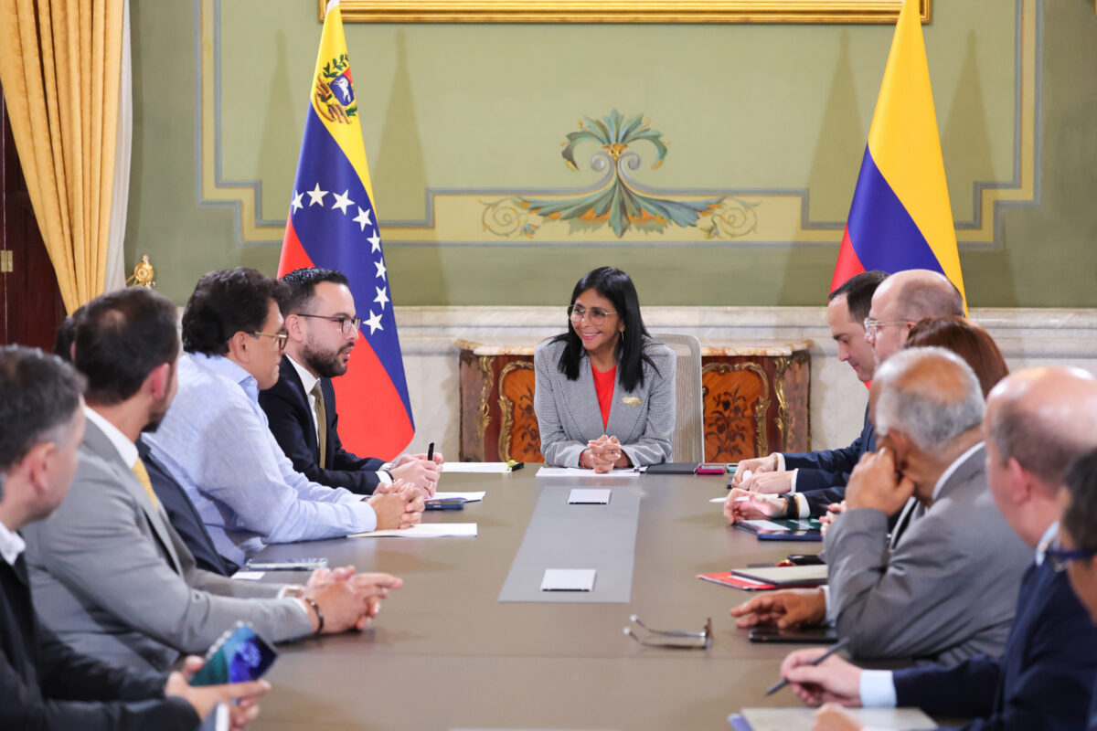 Delcy Rodríguez se reunió con el ministro de Energía de Colombia para abordar “temas de interés” para ambas naciones