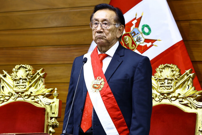 El congresista José María Balcázar juró como nuevo presidente interino de Perú