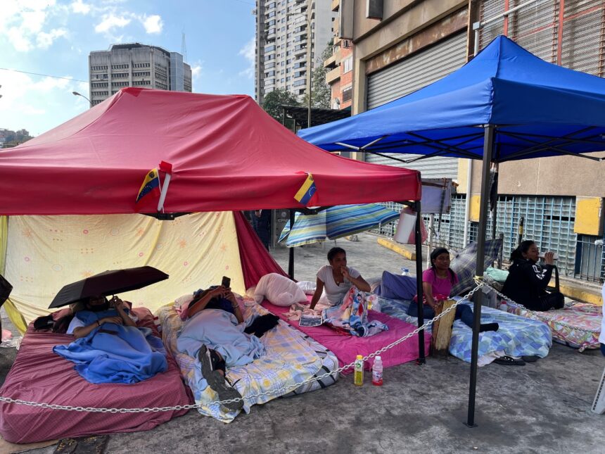 Familiares de presos políticos cumplen cuatro días de huelga de hambre frente a Zona 7