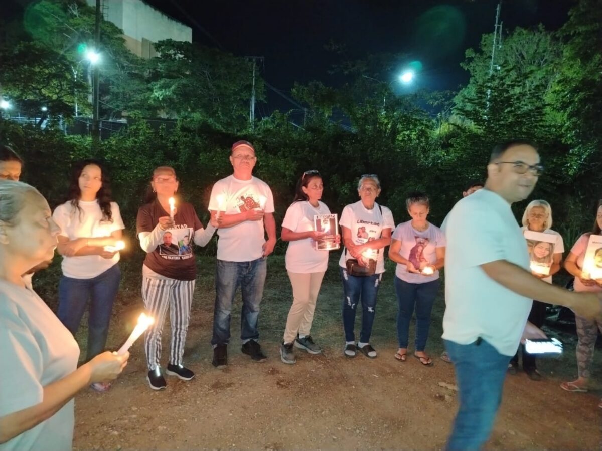 En imágenes: así transcurrió la vigilia de familiares de presos políticos en El Rodeo I, El Helicoide y Zona 7
