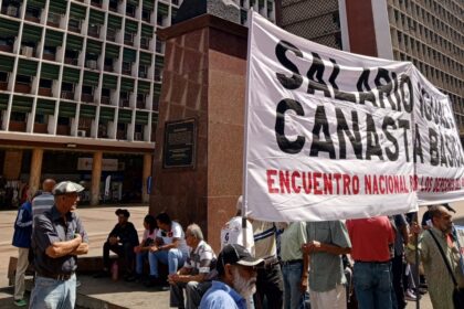 Trabajadores y pensionados protestaron frente al Ministerio del Trabajo para exigir reivindicaciones salariales 