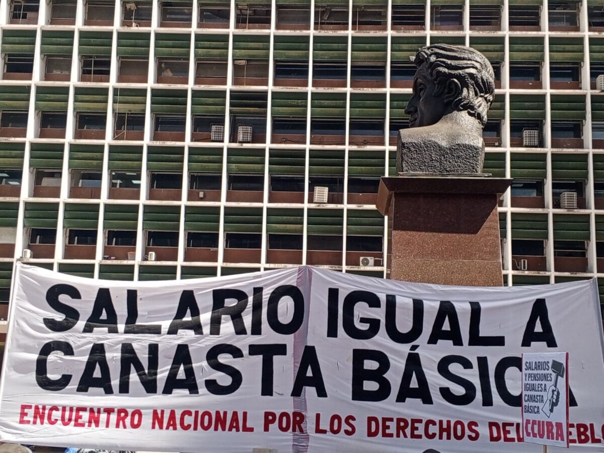 Trabajadores y pensionados protestaron frente al Ministerio del Trabajo para exigir reivindicaciones salariales