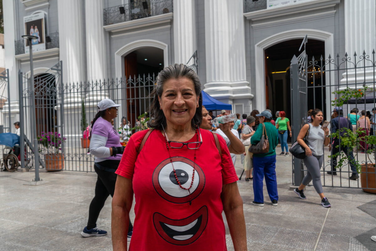 Entre velas y cantos: devotos caraqueños pidieron a la Virgen de la Candelaria por la paz de Venezuela