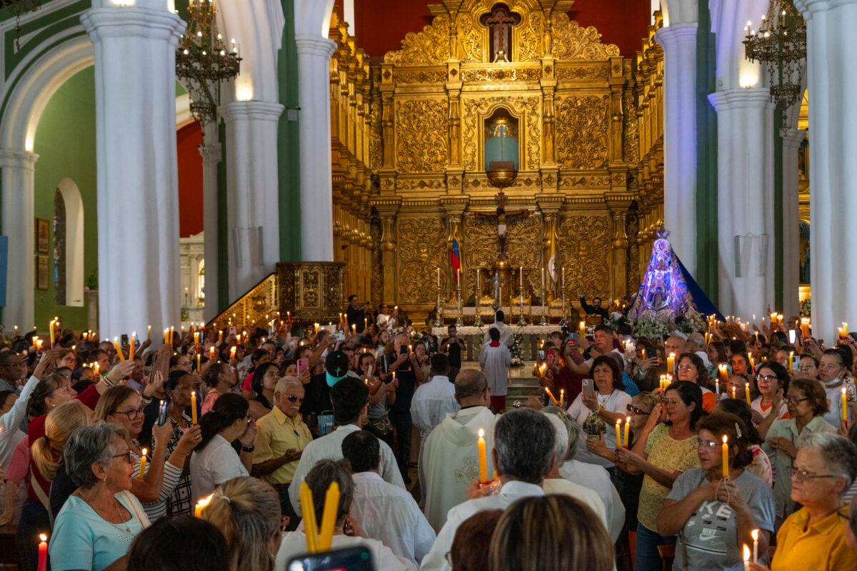 Entre velas y cantos: devotos caraqueños pidieron a la Virgen de la Candelaria por la paz de Venezuela