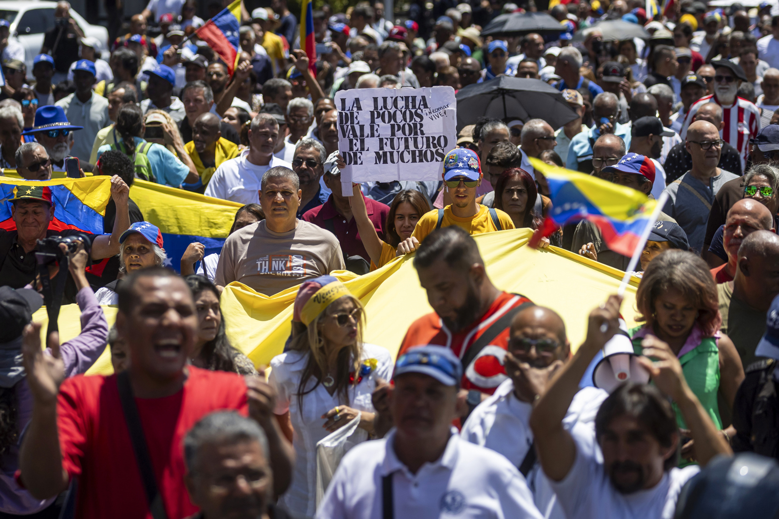 In pictures: workers marched again in Caracas to demand salary adjustments