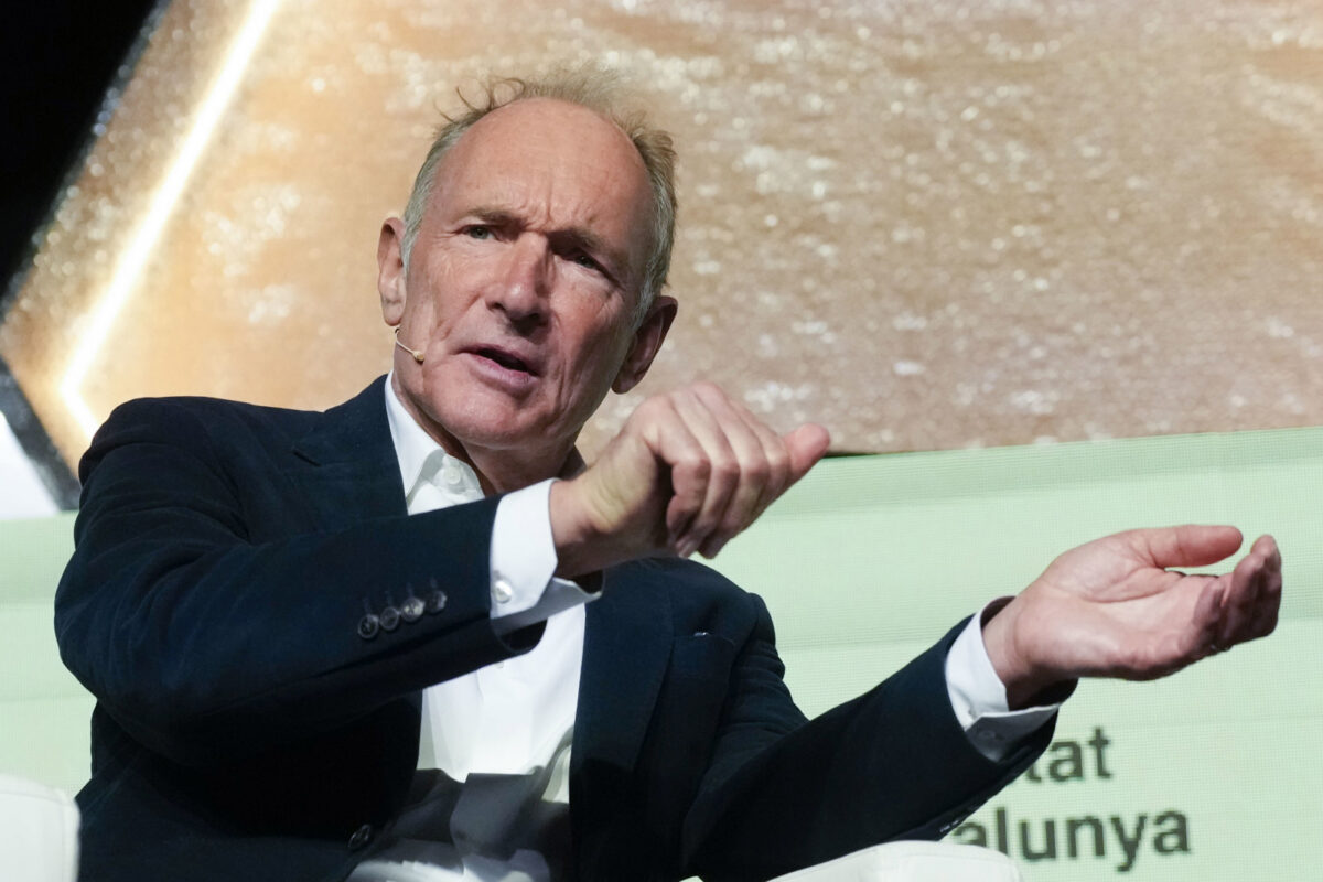 El creador de la WWW pide prohibir las redes sociales a niños y adolescentes