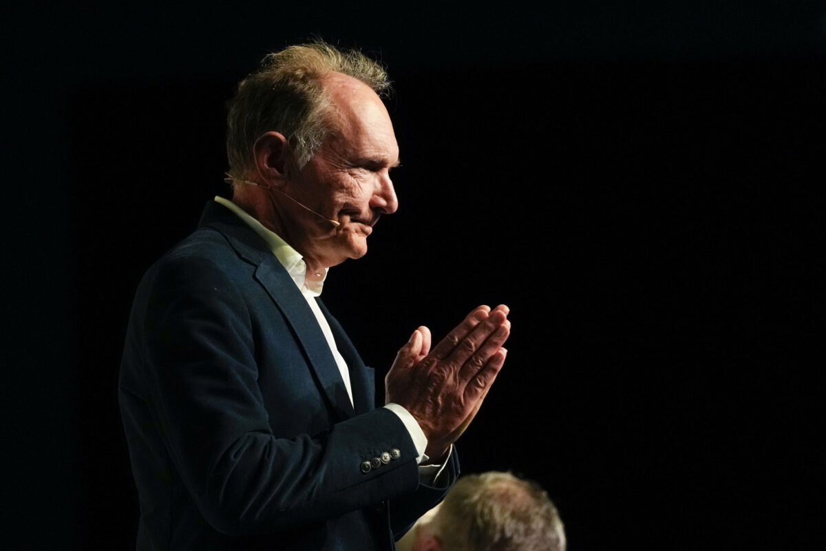 El creador de la WWW pide prohibir las redes sociales a niños y adolescentes