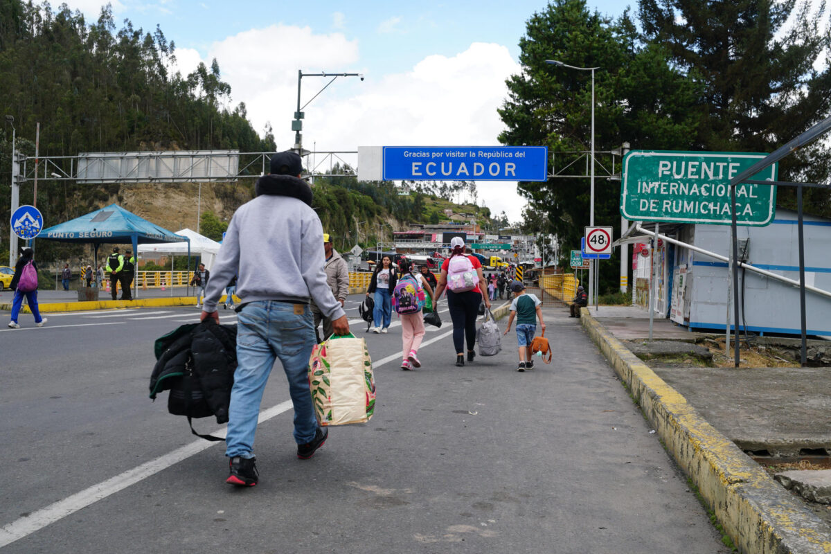 Ecuador niega bombardeos de Ecuador a Colombia y acusa a Petro de acoger a familia de "Fito"
