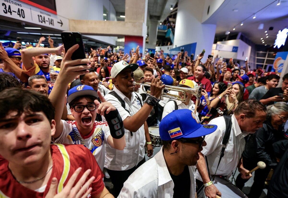 En imágenes: así vivió la fanaticada el histórico pase de Venezuela a la final del Clásico Mundial de Beisbol