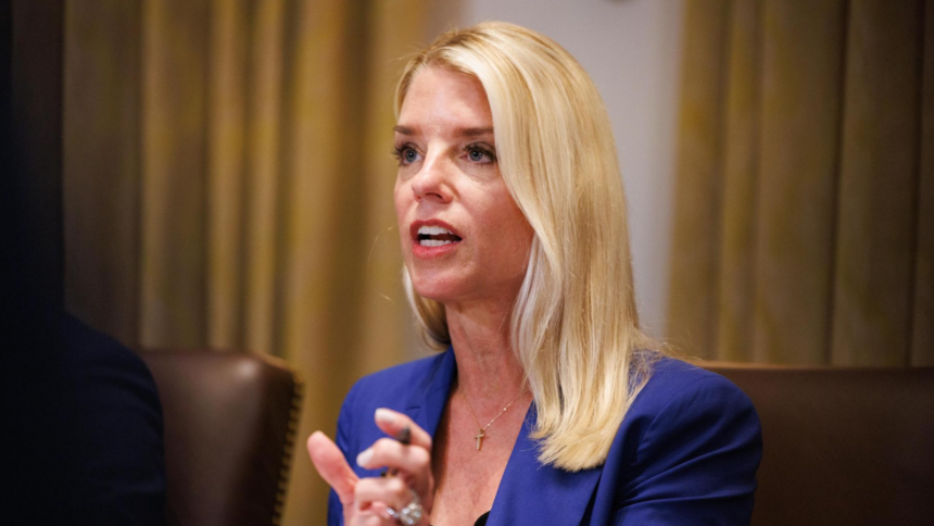 Pamela Bondi afirmó que EE UU busca a más “cómplices no acusados” de Nicolás Maduro