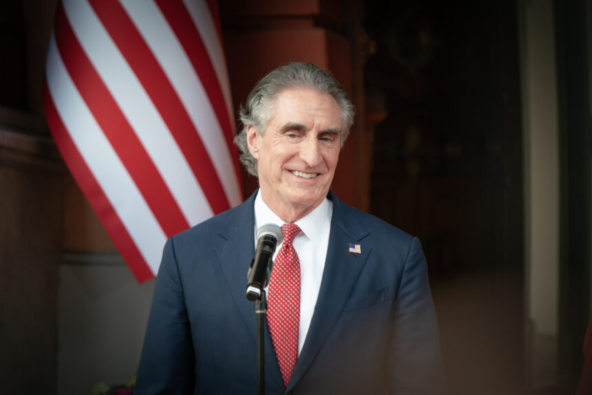 Acuerdo con Shell, minería e inversiones: lo que dejó la visita del secretario del Interior de EE UU a Venezuela