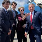 El secretario del Interior de EE UU, a la derecha, es recibido por la encargada de negocios de EE UU, Laura Dogu, junto con autoridades venezolanas