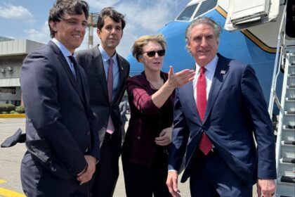 El secretario del Interior de EE UU, a la derecha, es recibido por la encargada de negocios de EE UU, Laura Dogu, junto con autoridades venezolanas