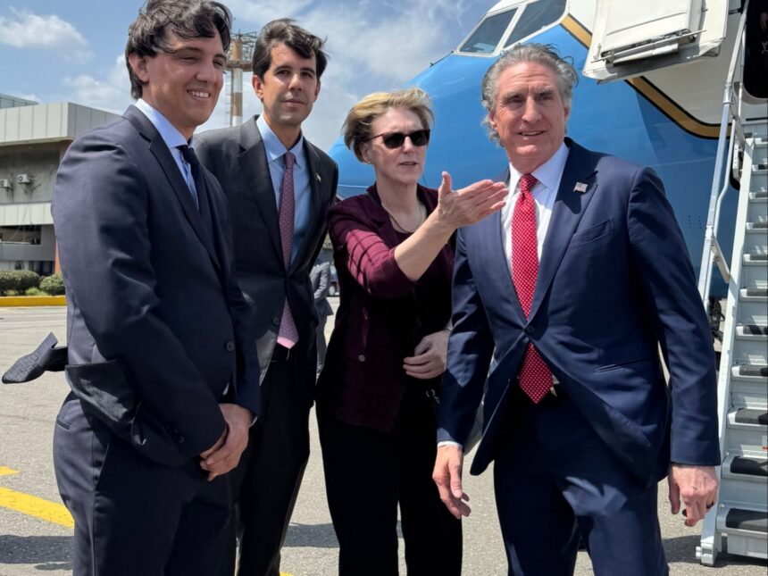 El secretario del Interior de EE UU, a la derecha, es recibido por la encargada de negocios de EE UU, Laura Dogu, junto con autoridades venezolanas