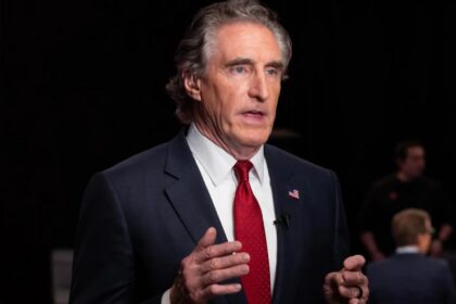 El secretario del Interior de EE UU, Doug Burgum, llegó a Venezuela