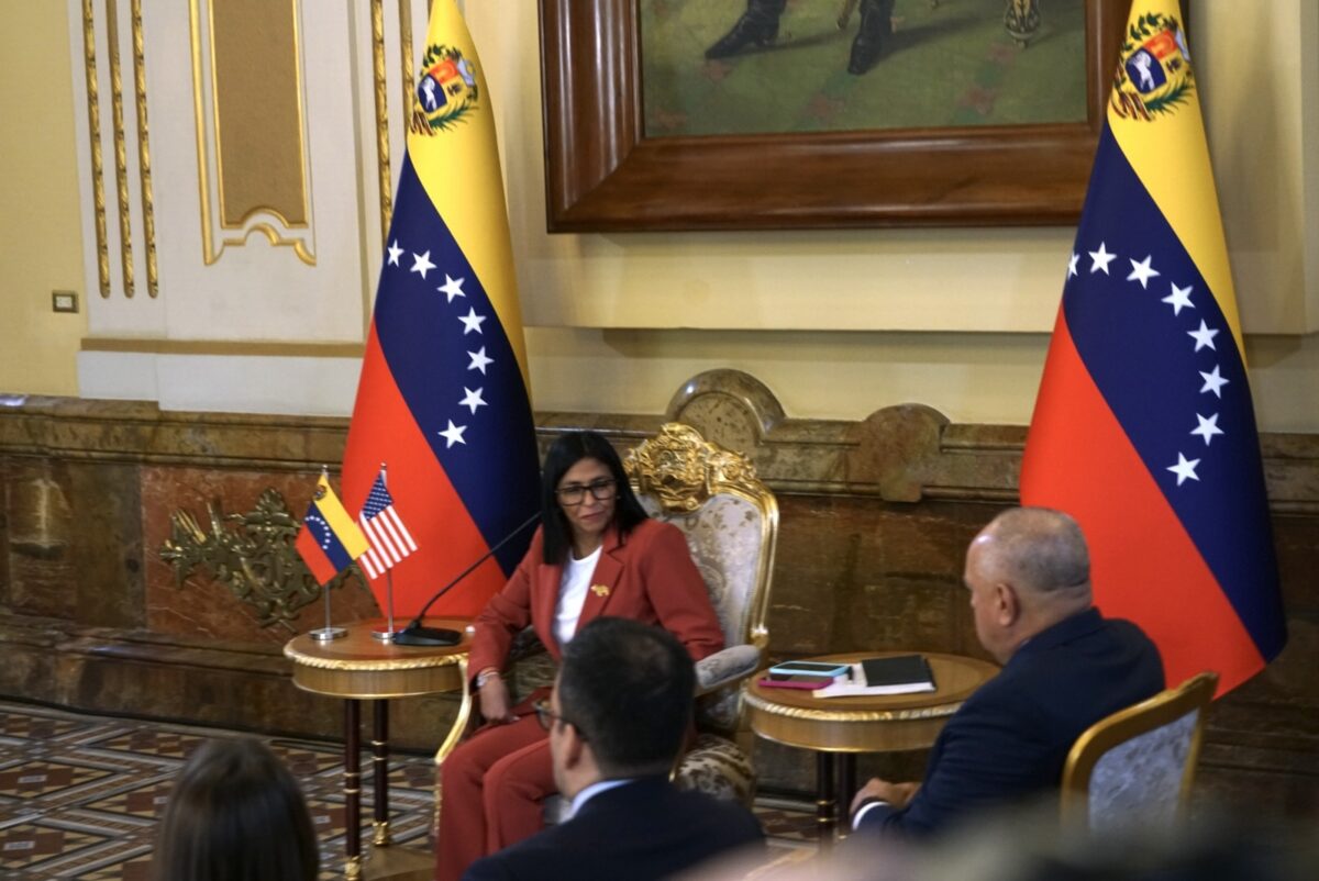 Delcy con el secretario de Interior