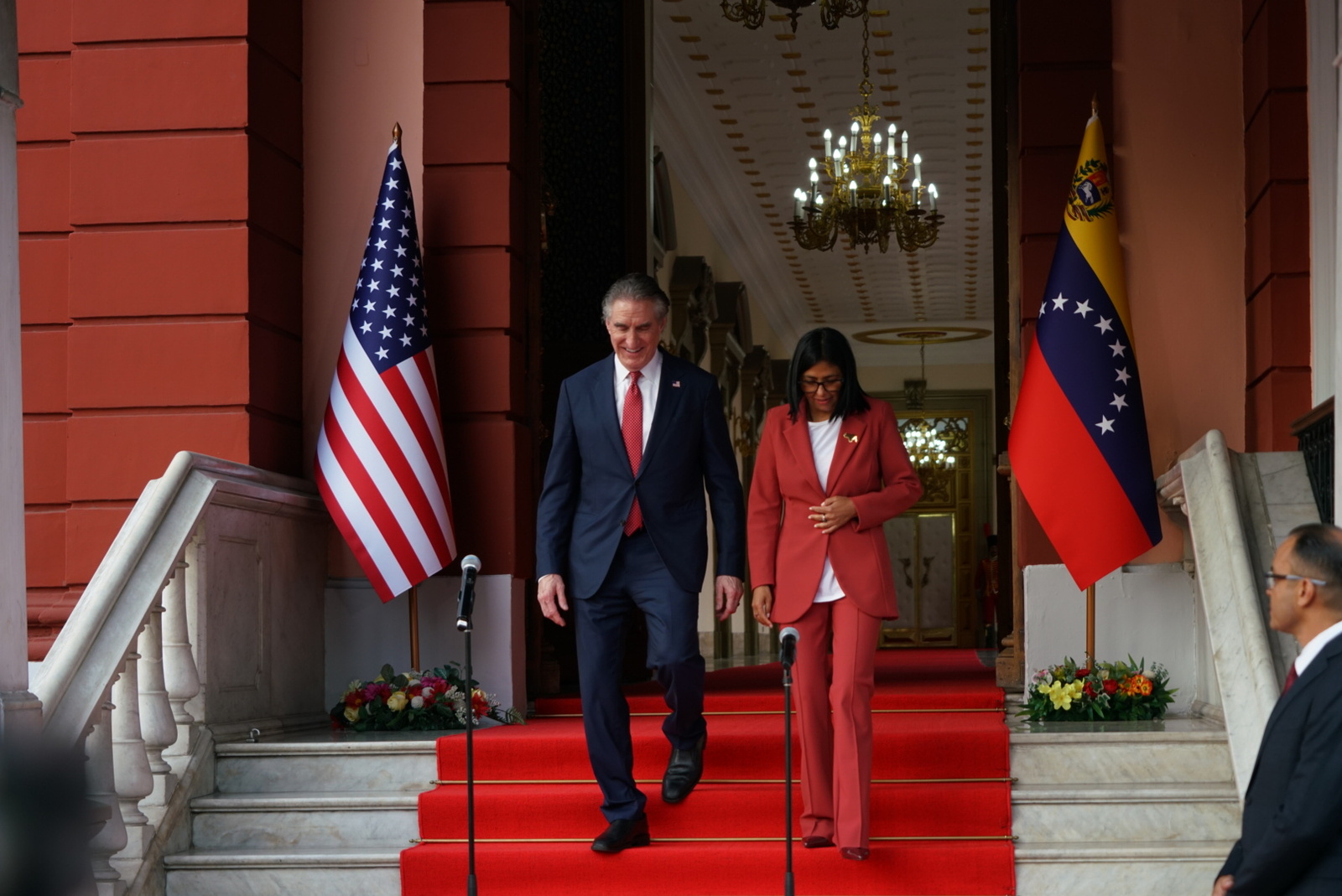 Images of the meeting between the US Secretary of the Interior and Delcy Rodríguez at Miraflores