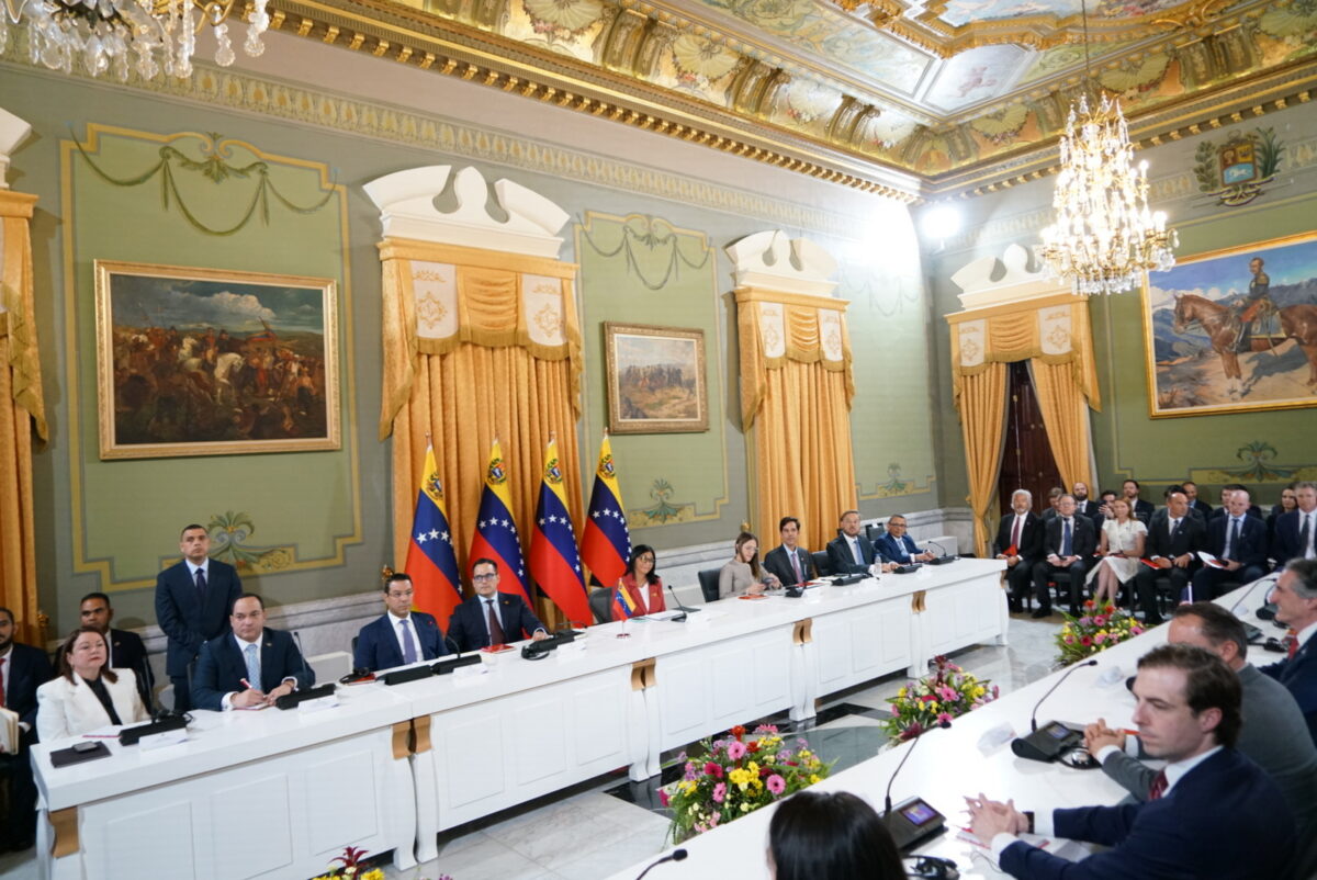 Las imágenes del encuentro entre el secretario del Interior de EE UU y Delcy Rodríguez en Miraflores