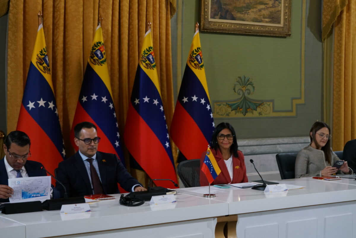 Las imágenes del encuentro entre el secretario del Interior de EE UU y Delcy Rodríguez en Miraflores