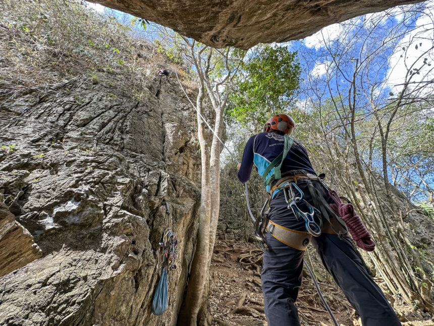 Caracas y su oasis de roca para escalar: lo que ofrece el Parque de Recreación Cuevas del Indio