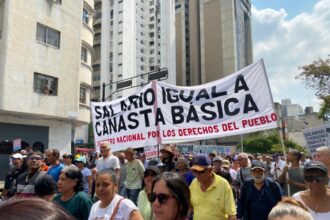Gremios y pensionados se concentran en la plaza Morelos de Caracas para exigir aumento de sueldo