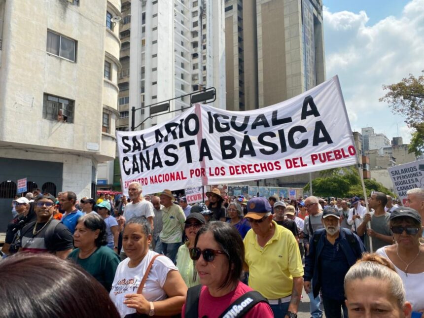 Gremios y pensionados se concentran en la plaza Morelos de Caracas para exigir aumento de sueldo