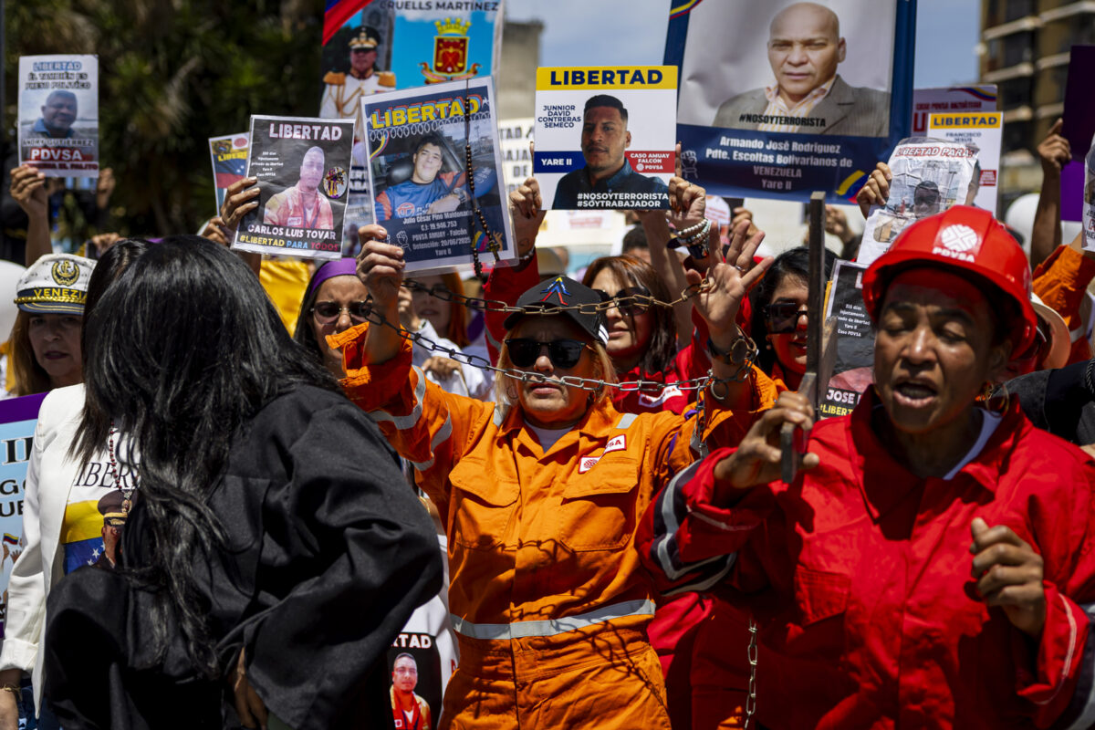En imágenes: el viacrucis de los familiares de trabajadores de PDVSA detenidos 