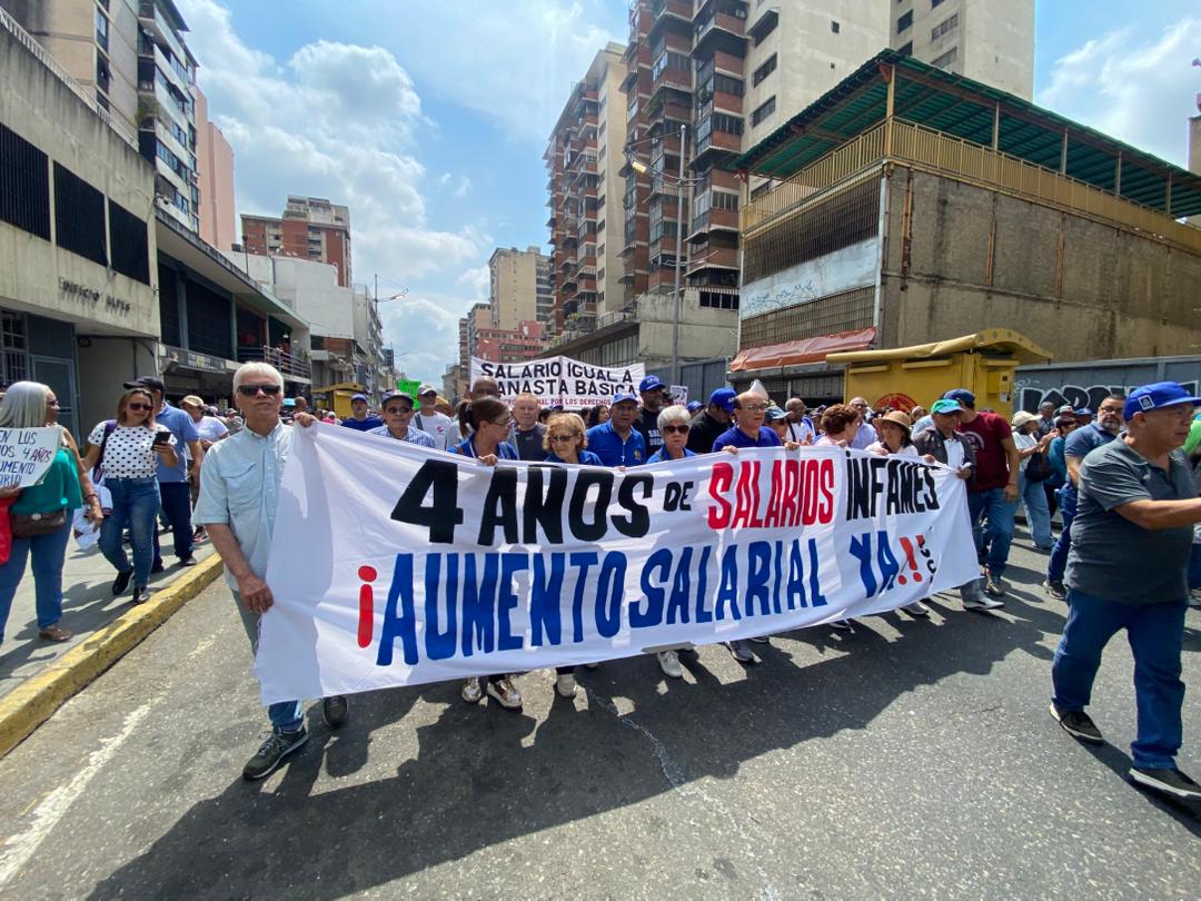 Gremios y pensionados se concentran en la plaza Morelos de Caracas para exigir aumento de sueldo