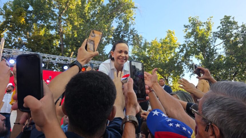 María Corina Machado se reúne con la comunidad venezolana en Chile en una concentración 