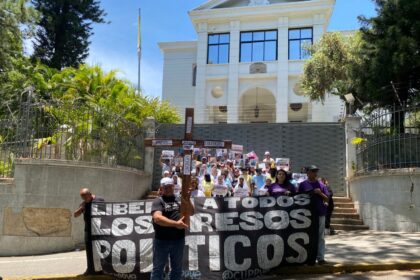 Familiares de presos políticos marcharon en silencio hasta la Nunciatura Apostólica para exigir liberaciones