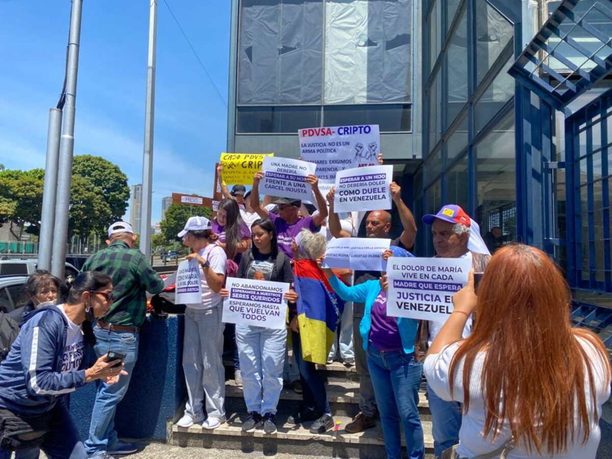 Familiares de presos políticos marcharon en silencio hasta la Nunciatura Apostólica para exigir liberaciones