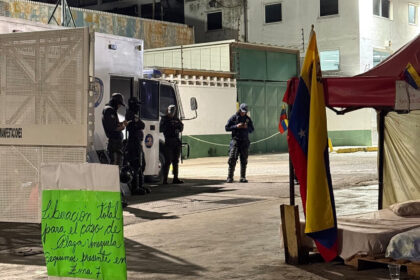 Familiares de presos políticos en Zona 7 denunciaron plan de la PNB para desalojar sus carpas 