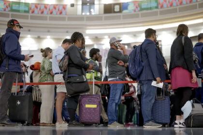 Trump anunció que agentes de ICE estarán en los aeropuertos por escasez de empleados del TSA: ¿qué implica la medida? 