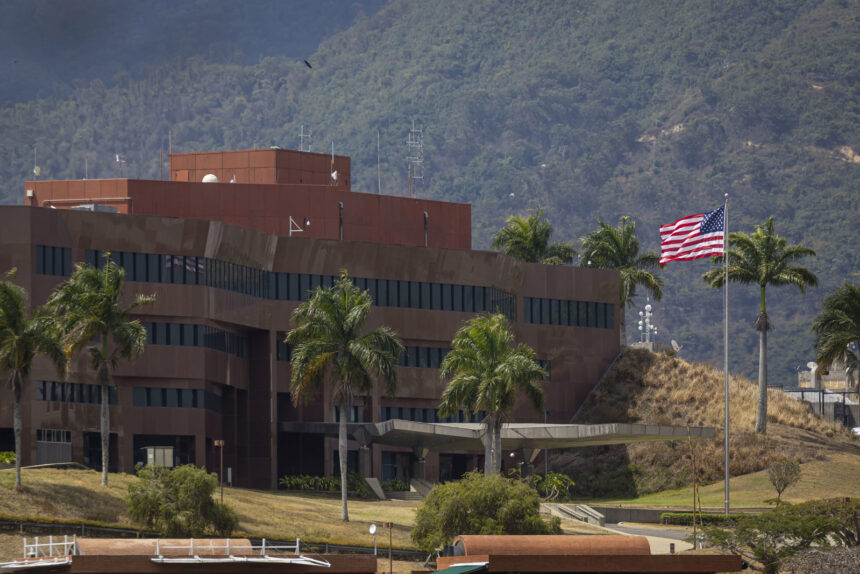 EE UU volvió a izar su bandera en la embajada en Caracas después de siete años: “Ha comenzado una nueva era”