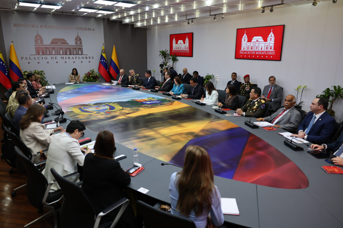 ¿Quién es el almirante Orlando Maniglia, el nuevo embajador de Venezuela en Colombia?