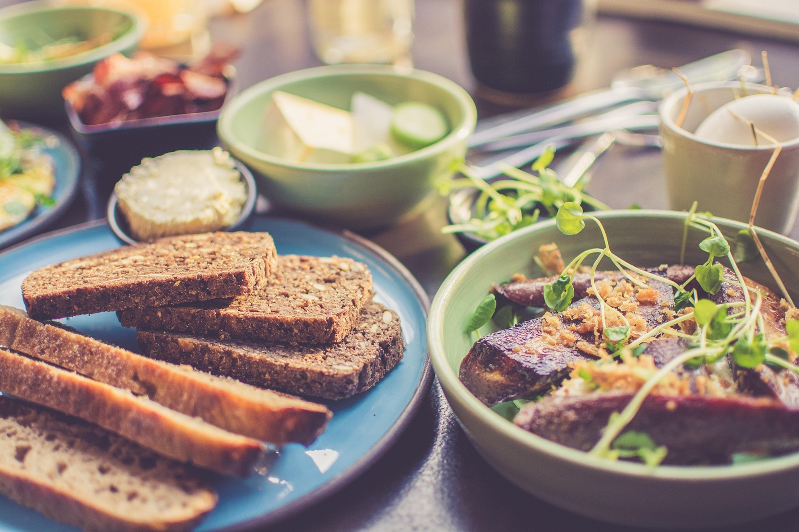 What foods to include in breakfast to aid digestion and weight loss?