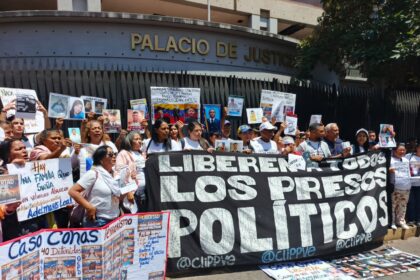 Familiares protestaron frente al Palacio de Justicia para exigir la liberación de los presos políticos