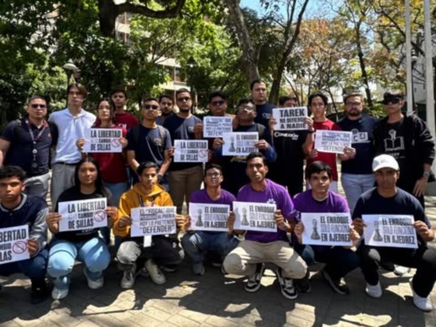 Estudiantes de la UCV protestaron en la Defensoría del Pueblo para exigir la renuncia de Tarek William Saab